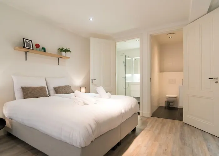 Clean And Modern Nassau Canal Apartment