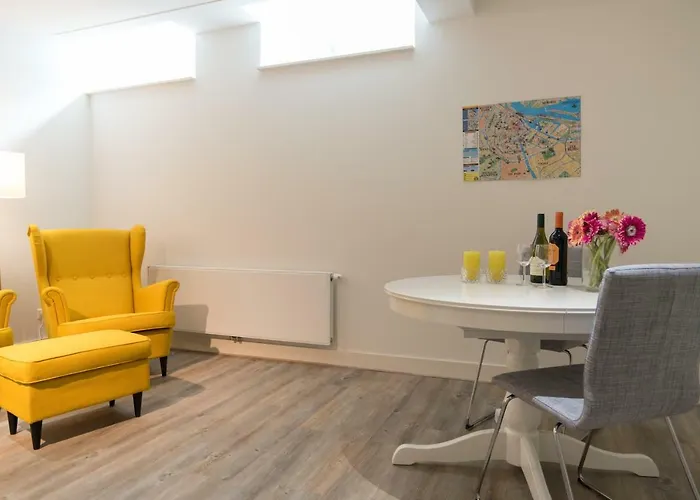 Clean And Modern Nassau Canal Apartment