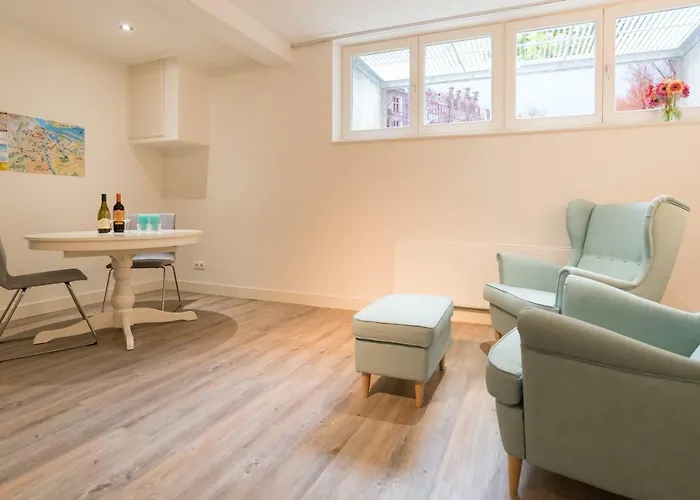 Clean And Modern Nassau Canal Apartment